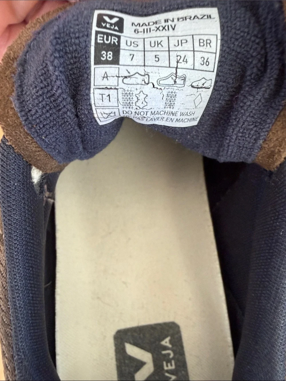 Veja women’s Brown Sneakers with Cream Laces - Picture 4 of 4